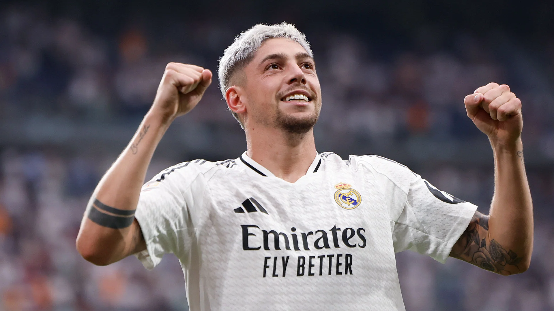 L’Uruguayen a commencé la saison en cours avec une performance spectaculaire. Le milieu de terrain uruguayen montre sa meilleure version et est devenu un incontournable des projets de Carlo Ancelotti. Son style de jeu représente très bien ce que les supporters du Real Madrid aiment. Son sacrifice et son honneur sont toujours présents et cela a évidemment déjà suscité plusieurs ovations au Santiago Bernabéu. Ce n’est pas pour rien. Cela pourrait être meilleur ou pire. Plus ou moins réussi, mais le plus marquant de tout, c’est qu’il donne toujours tout pour l’élastique blanc qu’il défend depuis quelques années maintenant. Dans l’entité, comme il ne pouvait en être autrement, on le valorise considérablement et son entraîneur le voit comme un joueur capital pour aller loin en fin de saison.