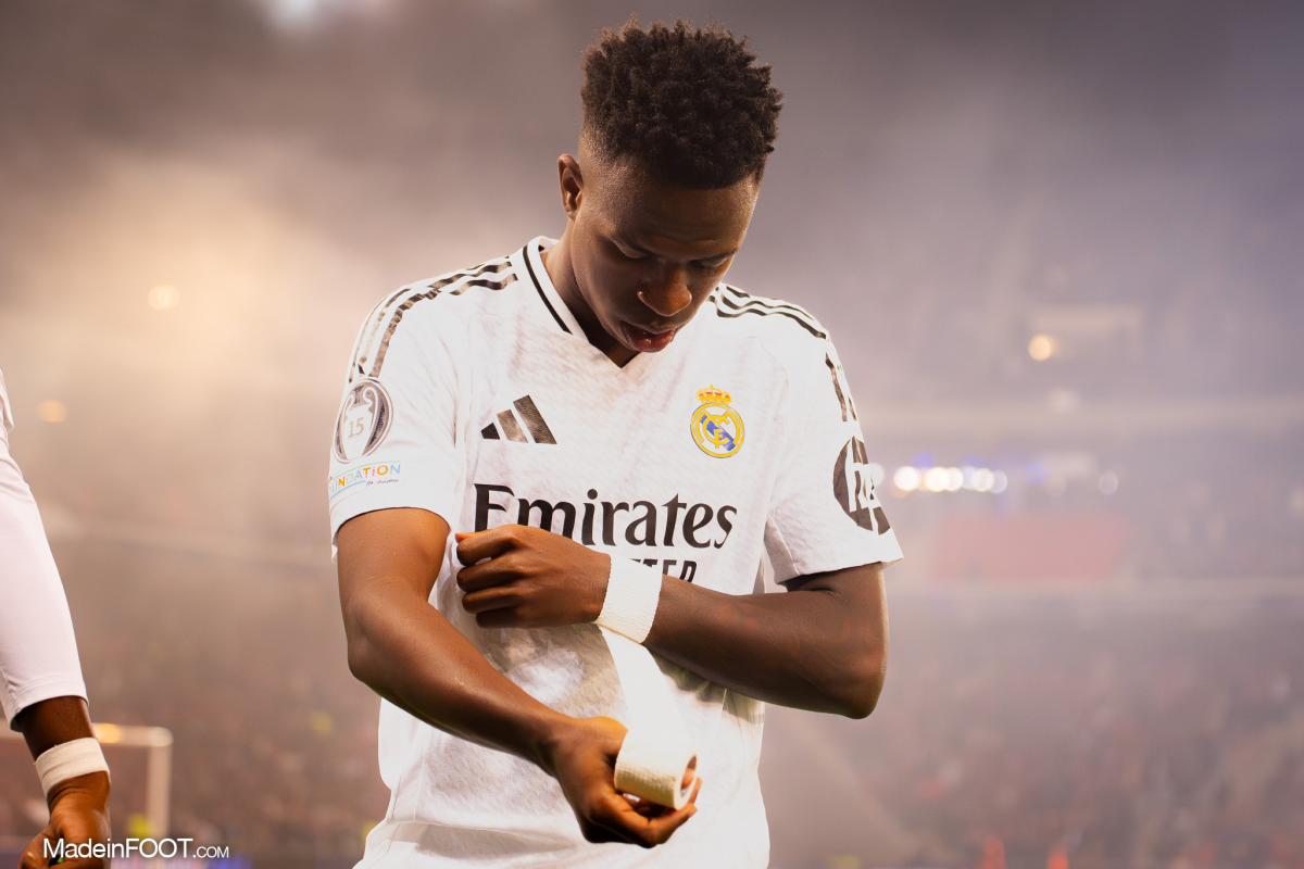 Le Ballon d'Or, ce trophée qui fait rêver les plus grands noms du football, est aujourd'hui remis en question par une figure montante du sport : Vinicius Junior. Dans un post sur ses réseaux sociaux, l'attaquant brésilien du Real Madrid se prononce sans filtre sur cette récompense qui, pour lui, n’est peut-être pas aussi idéale qu'on pourrait le croire.