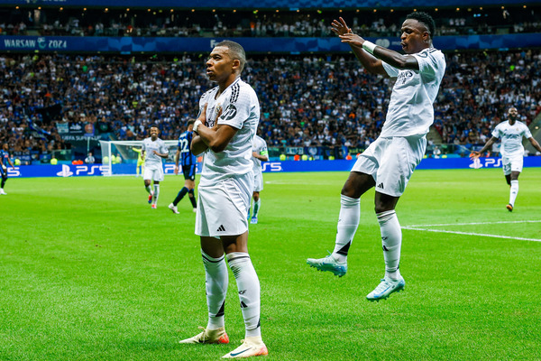 Pour Vinicius et Mbappé, la rivalité va au-delà du simple enjeu de victoire. Chacun d'eux souhaite marquer son époque, et leurs ambitions personnelles pourraient attiser les flammes de cette compétition. Le monde du football se demande déjà lequel des deux pourra prétendre au titre de meilleur joueur du monde dans les années à venir. Le destin de Vinicius et Mbappé semble scellé dans une compétition inévitable, où chaque duel est un chapitre supplémentaire dans cette rivalité naissante. Dans un monde sans Messi et Ronaldo, ils auront l'occasion d'écrire leur propre histoire et de marquer les esprits.