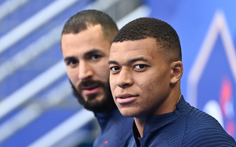 Alors que Kylian Mbappé tente de trouver ses marques au Real Madrid, Karim Benzema, ancien attaquant emblématique du club, pointe du doigt ce qui pourrait freiner l'adaptation de la star française. Selon Benzema, l'intégration de Mbappé au sein de l L'équipe madrilène ne se résume pas seulement aux performances sur le terrain, mais aussi à des défis liés au style de jeu et à la pression constante.