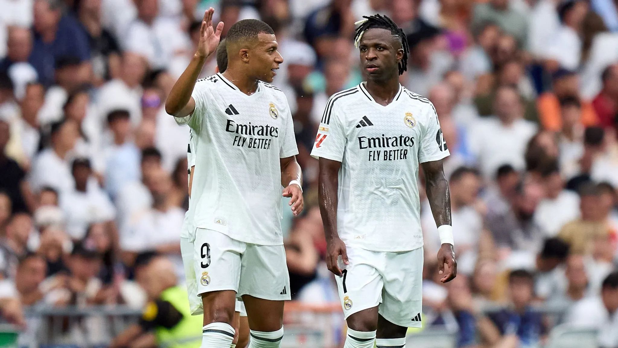 Kylian Mbappé. Alors que son rendement offensif est décrié, l’attaquant français est de nouveau critiqué pour son implication défensive. La révélation évoque une frustration du côté de certains joueurs. À en croire le média ibérique Relevo, le verdict tombé est sans appel pour Kylian Mbappé, qui vient juste d’arriver au sein de l’équipe. À en croire les nouvelles, le coach madrilène et le staff technique, qui ont étudié de long en large les dernières performances de l’équipe, sont arrivés à la conclusion que le problème de l’équipe se trouve en défense. D’après Relevo, l’ancien joueur du PSG Kylian Mbappé ne fait absolument aucun effort défensif, ce qui pénalise grandement l’équipe lors des contre-attaques. Pour étayer leurs dires, les informations indiquent que KM9 n’a parcouru que 8 km lors du Clasico perdu 4-0 face au Barça. Dans ce match capital comptant pour la onzième journée de Liga, le natif de Bondy a, par exemple, été rattrapé par la patrouille du staff technique, qui a détecté une grande liberté laissée à Marc Casado lors de leurs analyses.