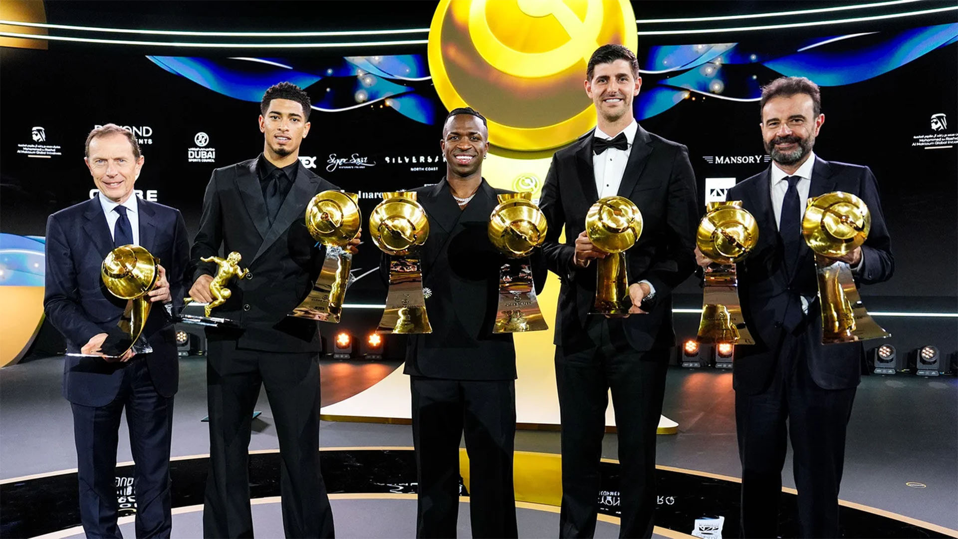 🏆✨ Le Real Madrid, un nom synonyme d'excellence, a une fois de plus marqué l'histoire en étant Meilleur Club de l'année 2024 sacré lors des prestigieux Globe Soccer Awards ! 🌟⚽