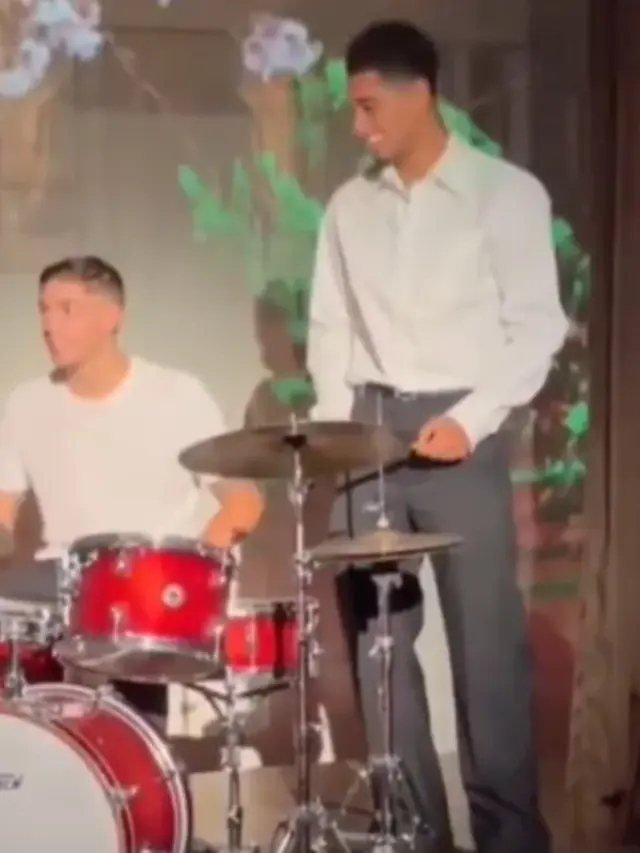 🎄🥁 Fede Valverde et Jude Bellingham, stars du Real Madrid, musiciens le temps d’une soirée ! 🎶🎉