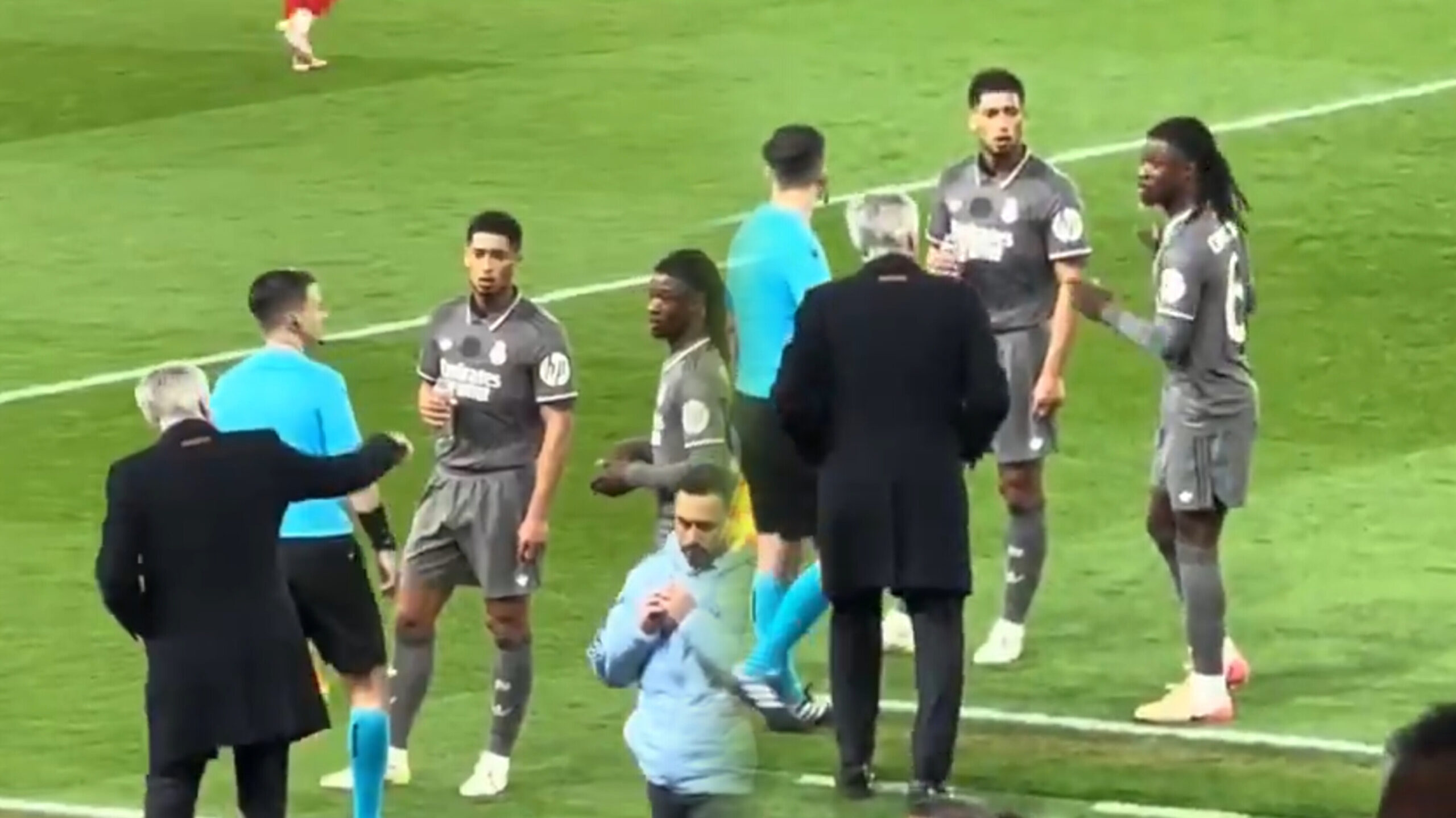 Bellingham et Camavinga s’opposent à Carlo Ancelotti à l’Emirates : la vidéo qui en dit long